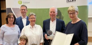 Horst-Ulrich Osmann (2.v.r.) wurde für seine Verdienste in der Archivarbeit mit dem Rheinlandtaler des LVR ausgezeichnet. Karin Schmitt-Promny (1.v.r.), stellvertretende Vorsitzende der Landschaftsversammlung Rheinland, die stellvertretende Landrätin Annette Mick-Teubler (1.v.l.), Erkraths Bürgermeister Christoph Schultz (h.2.v.l.) und seine Ehefrau und Enkelkinder gratulierten herzlich. Foto: LVR