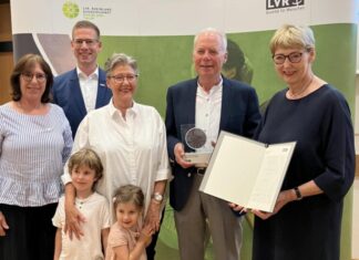 Horst-Ulrich Osmann (2.v.r.) wurde für seine Verdienste in der Archivarbeit mit dem Rheinlandtaler des LVR ausgezeichnet. Karin Schmitt-Promny (1.v.r.), stellvertretende Vorsitzende der Landschaftsversammlung Rheinland, die stellvertretende Landrätin Annette Mick-Teubler (1.v.l.), Erkraths Bürgermeister Christoph Schultz (h.2.v.l.) und seine Ehefrau und Enkelkinder gratulierten herzlich. Foto: LVR