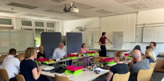 Im Schulungsraum der Feuerwehr ist der Stab für außergewöhnliche Ereignisse (SAE) zusammengekommen und übt für den Ernstfall. Foto: Kreisstadt Mettmann