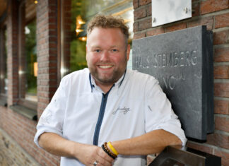 Sternekoch Sascha Stemberg freut sich über die erneute Auszeichnung vom Guide Michelin. Foto: Mathias Kehren