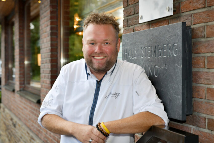 Sternekoch Sascha Stemberg freut sich über die erneute Auszeichnung vom Guide Michelin. Foto: Mathias Kehren