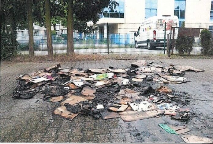 Der Müllcontainer wurde ein Raub der Flammen. Foto: Polizei