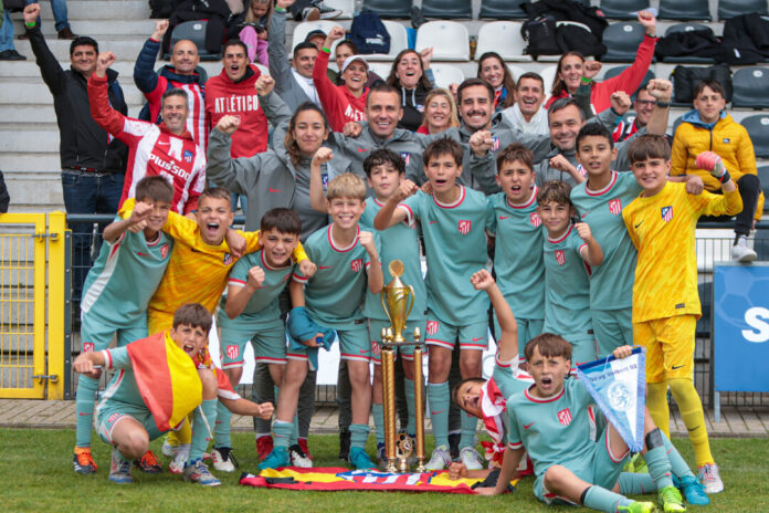 Die Freude bei den jungen Kickern ist nach dem Titelgewinn groß. Foto: SSVg Velbert