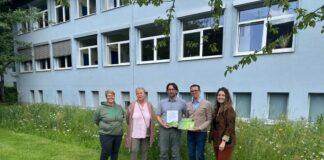 Nicole Schürmann und Siglinde Ottenjann (Arbeitskreis Natur & Umwelt), Carsten Jansen (UNESCO-Koordinator), Bernd Volkhausen (kommissarischer Schulleiter) sowie Carolin Hennig (Klimaschutzmanagerin der Stadt Heiligenhaus). Foto: Stadt Heiligenhaus