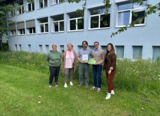 Nicole Schürmann und Siglinde Ottenjann (Arbeitskreis Natur & Umwelt), Carsten Jansen (UNESCO-Koordinator), Bernd Volkhausen (kommissarischer Schulleiter) sowie Carolin Hennig (Klimaschutzmanagerin der Stadt Heiligenhaus). Foto: Stadt Heiligenhaus