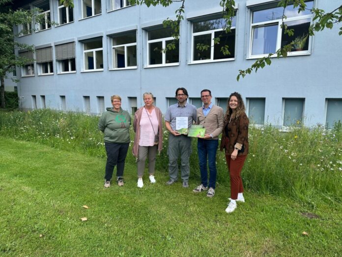 Übergabe_dritte_Gartenplakette Nicole Schürmann und Siglinde Ottenjann (Arbeitskreis Natur & Umwelt), Carsten Jansen (UNESCO-Koordinator), Bernd Volkhausen (kommissarischer Schulleiter) sowie Carolin Hennig (Klimaschutzmanagerin der Stadt Heiligenhaus). Foto: Stadt Heiligenhaus