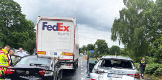 Bei dem Unfall wurden mehrere Fahrzeuge erheblich beschädigt. Foto: Polizei