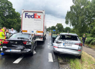 Bei dem Unfall wurden mehrere Fahrzeuge erheblich beschädigt. Foto: Polizei