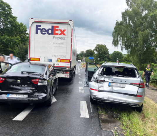 Bei dem Unfall wurden mehrere Fahrzeuge erheblich beschädigt. Foto: Polizei