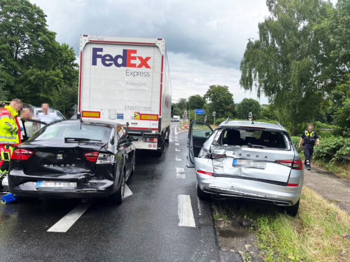 Bei dem Unfall wurden mehrere Fahrzeuge erheblich beschädigt. Foto: Polizei
