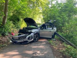 Der Peugeot wurde erheblich beschädigt. Foto: Polizei