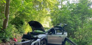 Der Peugeot wurde erheblich beschädigt. Foto: Polizei