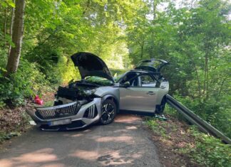Der Peugeot wurde erheblich beschädigt. Foto: Polizei