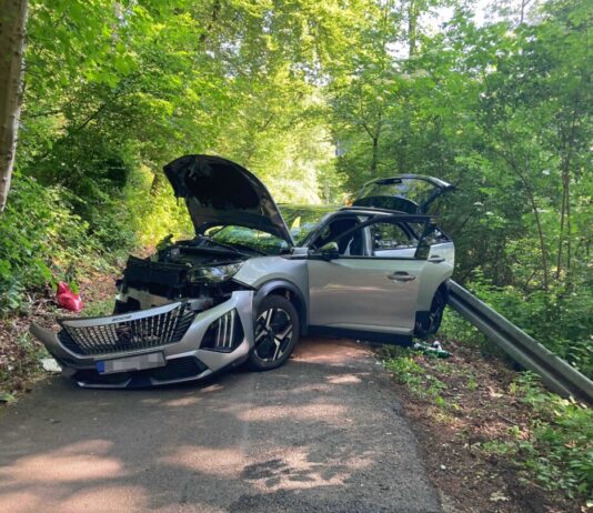 Der Peugeot wurde erheblich beschädigt. Foto: Polizei