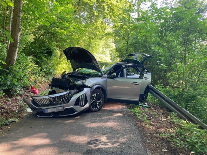 Der Peugeot wurde erheblich beschädigt. Foto: Polizei