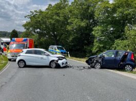Frontal prallten die beiden Auto zusammen. Foto: Polizei