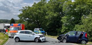 Frontal prallten die beiden Auto zusammen. Foto: Polizei