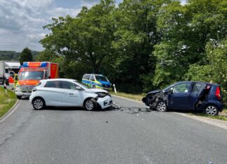 Frontal prallten die beiden Auto zusammen. Foto: Polizei