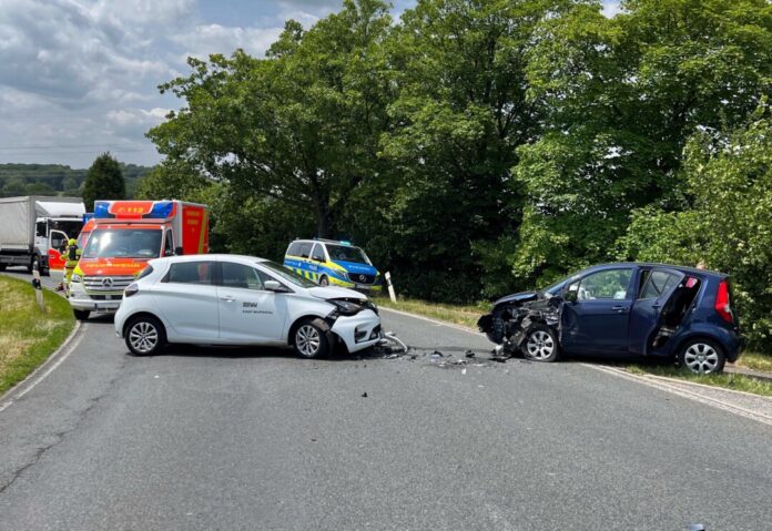 Frontal prallten die beiden Auto zusammen. Foto: Polizei