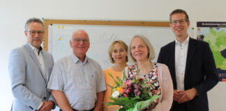 Anlässlich der Verabschiedung von Ursula Moldon (2.v.r.) kamen Bürgermeister Christoph Schultz (1.v.r.), Julia Wallborn, Fachbereichsleiterin Schule · Kultur · Sport (m.), Andreas Kuchenbecker, Vorsitzender des Ausschusses für Sport und Kultur (2.v.l.) und Beigeordneter Michael Pfleging (1.v.l.) zusammen. Foto: Stadt Erkrath