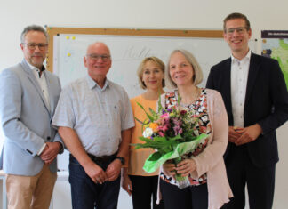 Anlässlich der Verabschiedung von Ursula Moldon (2.v.r.) kamen Bürgermeister Christoph Schultz (1.v.r.), Julia Wallborn, Fachbereichsleiterin Schule · Kultur · Sport (m.), Andreas Kuchenbecker, Vorsitzender des Ausschusses für Sport und Kultur (2.v.l.) und Beigeordneter Michael Pfleging (1.v.l.) zusammen. Foto: Stadt Erkrath