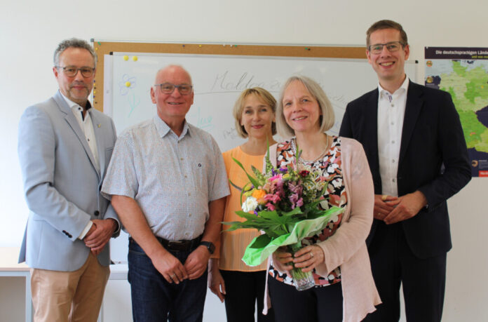 Verabschiedung Dr. Ursula Moldon Anlässlich der Verabschiedung von Ursula Moldon (2.v.r.) kamen Bürgermeister Christoph Schultz (1.v.r.), Julia Wallborn, Fachbereichsleiterin Schule · Kultur · Sport (m.), Andreas Kuchenbecker, Vorsitzender des Ausschusses für Sport und Kultur (2.v.l.) und Beigeordneter Michael Pfleging (1.v.l.) zusammen. Foto: Stadt Erkrath