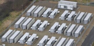 Ein Batteriepark in der Lausitz. Ein im nordrhein-westfälischen Waltrop geplanter Batteriepark soll bis 2028 ebenfalls in Containerbauweise errichtet werden. (Symbolbild)