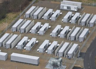 Ein Batteriepark in der Lausitz. Ein im nordrhein-westfälischen Waltrop geplanter Batteriepark soll bis 2028 ebenfalls in Containerbauweise errichtet werden. (Symbolbild)