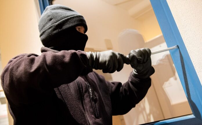 Vermummter Einbrecher Der Einbruch in Wetter, bei dem mehrere Tonnen Metall gestohlen wurden, kann nicht nur von einem einzelnen Täter ausgeführt worden sein. (Symbolbild)