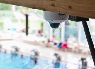 In einem Schwimmbad ist eine Videokamera angebracht. Mit ihr wird KI-gestützt überwacht, ob das Becken überfüllt ist. (Archivbild)