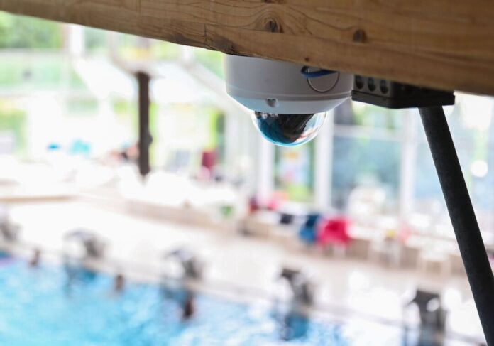 In einem Schwimmbad ist eine Videokamera angebracht. Mit ihr wird KI-gestützt überwacht, ob das Becken überfüllt ist. (Archivbild)