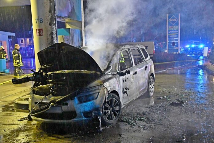 Tote und Schwerverletzter an Tankstelle in Gütersloh Bei den Löscharbeiten war die Tote auf dem Beifahrersitz gefunden worden. (Archivbild)