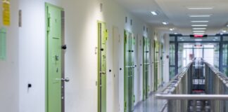 Der 39-Jährige war in Haft, weil er gemeinsam mit einem Komplizen am Rheinufer in Neuss einen Obdachlosen umgebracht haben soll. (Symbolbild)