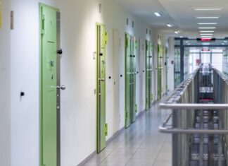 Der 39-Jährige war in Haft, weil er gemeinsam mit einem Komplizen am Rheinufer in Neuss einen Obdachlosen umgebracht haben soll. (Symbolbild)