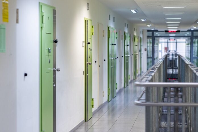 JVA Düsseldorf Der 39-Jährige war in Haft, weil er gemeinsam mit einem Komplizen am Rheinufer in Neuss einen Obdachlosen umgebracht haben soll. (Symbolbild)