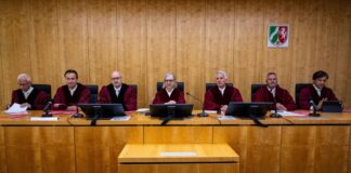 Sieben Verfassungsrichter sitzen bei der mündlichen Verhandlung am Richtertisch: in der Mitte die Präsidentin Barbara Dauner-Lieb.