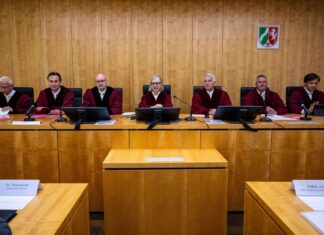 Sieben Verfassungsrichter sitzen bei der mündlichen Verhandlung am Richtertisch: in der Mitte die Präsidentin Barbara Dauner-Lieb.