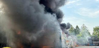Es habe eine starke Rauchentwicklung gegeben, schilderte ein Sprecher der Feuerwehr.