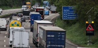 Wenn Pendler, Urlauber und Lastwagen gleichzeitig unterwegs sind: Zum Start in das lange Pfingst-Wochenende drohen Staus. (Symbolbild)