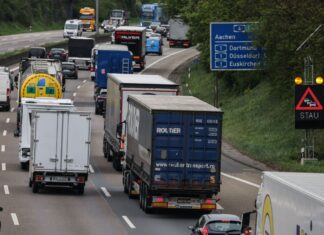 Wenn Pendler, Urlauber und Lastwagen gleichzeitig unterwegs sind: Zum Start in das lange Pfingst-Wochenende drohen Staus. (Symbolbild)