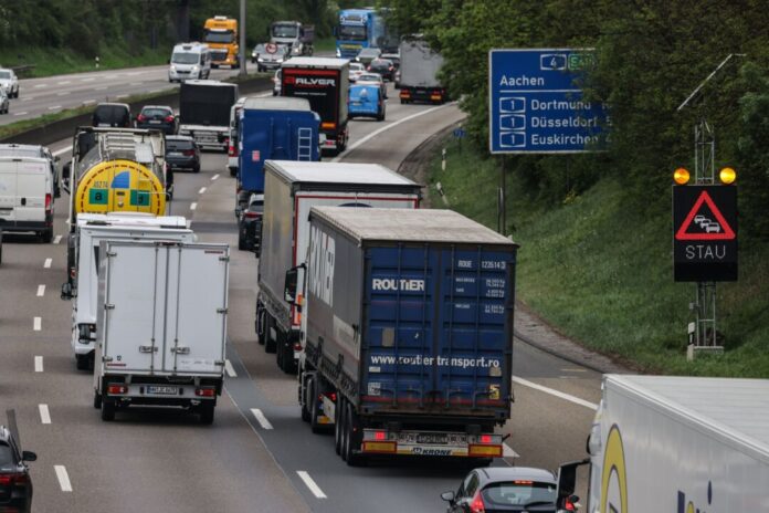 Wenn Pendler, Urlauber und Lastwagen gleichzeitig unterwegs sind: Zum Start in das lange Pfingst-Wochenende drohen Staus. (Symbolbild)