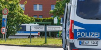 Einsatzfahrzeuge der Polizei stehen vor der JVA Bielefeld. (Archivbild)