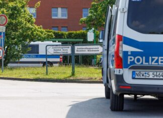 Einsatzfahrzeuge der Polizei stehen vor der JVA Bielefeld. (Archivbild)
