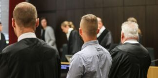 Polizist (27) auf der Anklagebank: Er soll einem unbewaffneten Flüchtenden in den Rücken geschossen haben. (Archivbild)