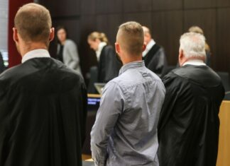 Polizist (27) auf der Anklagebank: Er soll einem unbewaffneten Flüchtenden in den Rücken geschossen haben. (Archivbild)