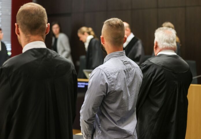 Polizist (27) auf der Anklagebank: Er soll einem unbewaffneten Flüchtenden in den Rücken geschossen haben. (Archivbild)