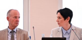 Rufen dazu auf, das Wild in den Wäldern nicht aufzuschrecken: Landwirtschaftsministerin Silke Gorißen und Landrat Theo Melcher (beide CDU). 