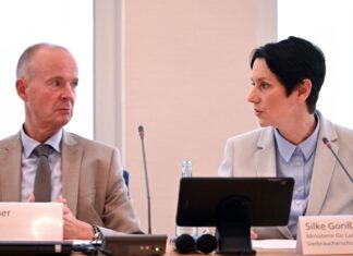 Rufen dazu auf, das Wild in den Wäldern nicht aufzuschrecken: Landwirtschaftsministerin Silke Gorißen und Landrat Theo Melcher (beide CDU). 