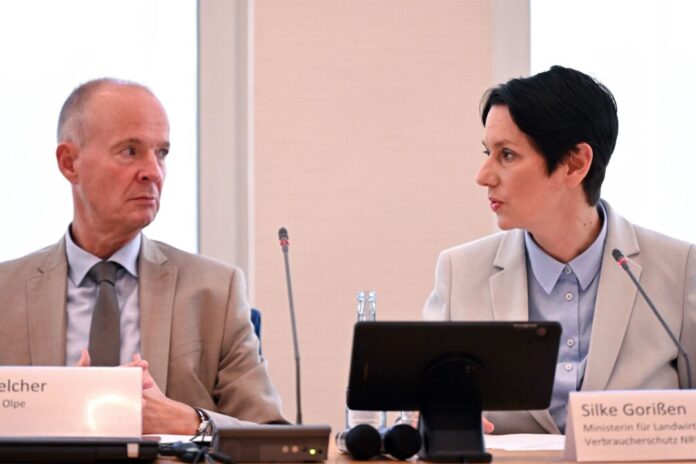 Rufen dazu auf, das Wild in den Wäldern nicht aufzuschrecken: Landwirtschaftsministerin Silke Gorißen und Landrat Theo Melcher (beide CDU). 