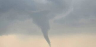 Deutscher Wetterdienst überprüft Tornado-Verdacht.